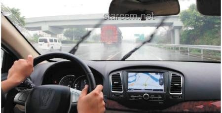 男子脚伸车窗外边玩手机边开车：危险行为深度剖析