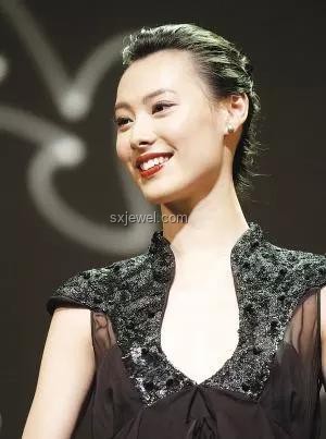 梁洛施恋情曝光应对指南：如何正确处理与知名导演恋情公开